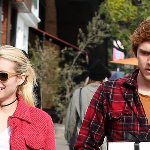 Emma Roberts et son compagnon Evan Peters très souriants à la sortie d'une poste à Los Angeles, le 5 décembre 2016