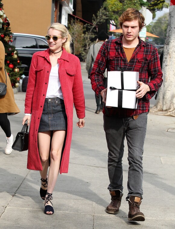 Emma Roberts et son compagnon Evan Peters très souriants à la sortie d'une poste à Los Angeles, le 5 décembre 2016