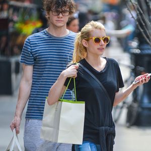 Emma Roberts et son fiancé Evan Peters à la sortie du Bowery Hotel à New York, le 5 mai 2015.