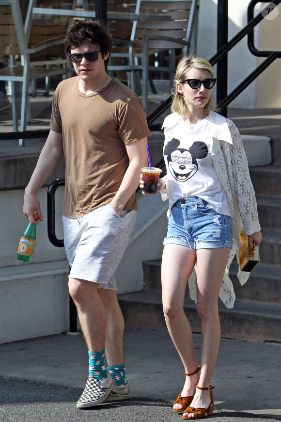 Exclusif - Emma Roberts et son compagnon Evan Peters font un stop chez Coffee Bean à West Hollywood le 18 Mars 2016.