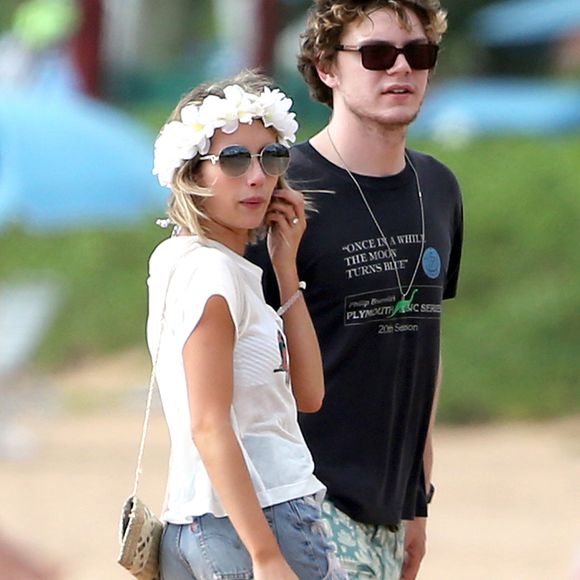 Emma Roberts et son fiancé Evan Peters passent du bon temps sur une plage à Maui pendant leurs vacances. Le 3 juin 2014