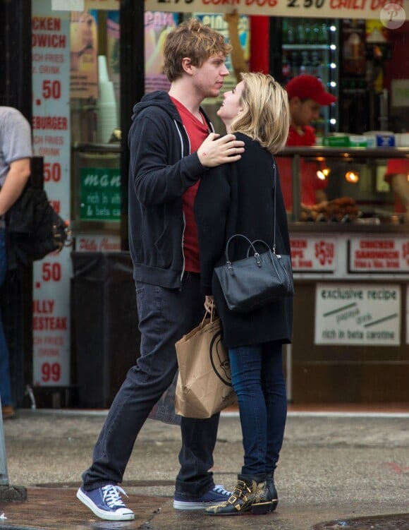 Exclusif - Emma Roberts et son fiancé Evan Peters font du shopping à New York, le 22 avril 2014.