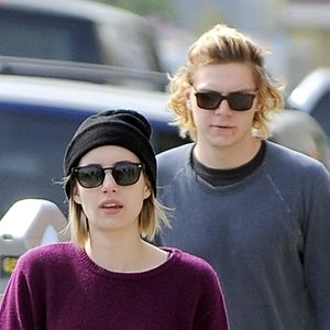 Emma Roberts et Evan Peters sont allés déjeuner à Los Angeles, le 20 mars 2014
