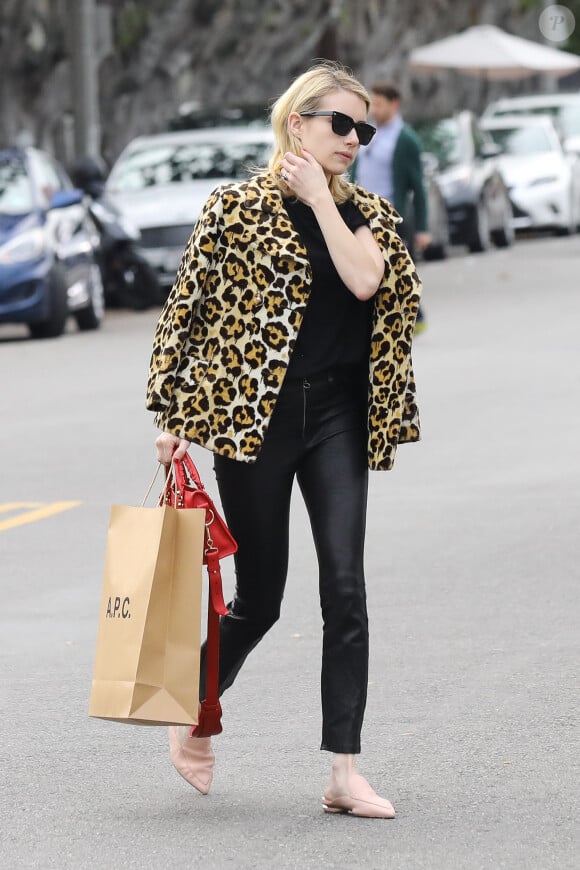Emma Roberts, la bague au doigt, à la sortie de la boutique A.P.C Store à Los Angeles, le 4 janvier 2017