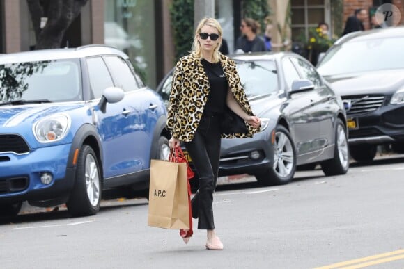 Emma Roberts, la bague au doigt, à la sortie de la boutique A.P.C Store à Los Angeles, le 4 janvier 2017
