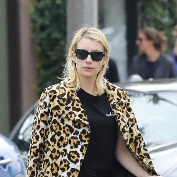 Emma Roberts, la bague au doigt, à la sortie de la boutique A.P.C Store à Los Angeles, le 4 janvier 2017