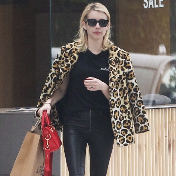 Emma Roberts, la bague au doigt, à la sortie de la boutique A.P.C Store à Los Angeles, le 4 janvier 2017