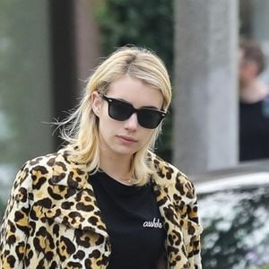 Emma Roberts, la bague au doigt, à la sortie de la boutique A.P.C Store à Los Angeles, le 4 janvier 2017