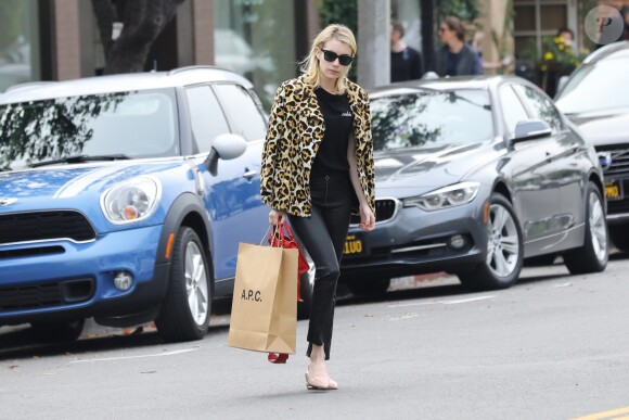 Emma Roberts, la bague au doigt, à la sortie de la boutique A.P.C Store à Los Angeles, le 4 janvier 2017