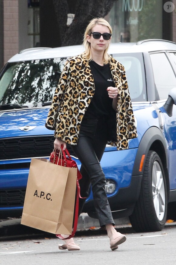 Emma Roberts, la bague au doigt, à la sortie de la boutique A.P.C Store à Los Angeles, le 4 janvier 2017