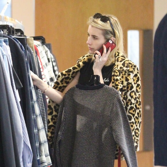 Emma Roberts, la bague au doigt, à la sortie de la boutique A.P.C Store à Los Angeles, le 4 janvier 2017