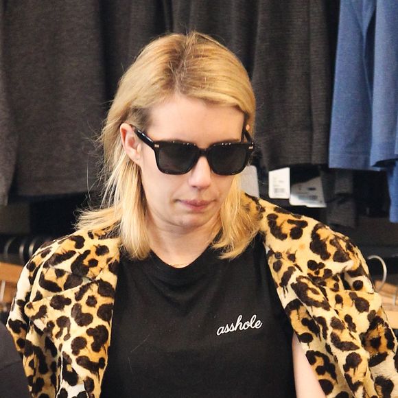 Emma Roberts, la bague au doigt, à la sortie de la boutique A.P.C Store à Los Angeles, le 4 janvier 2017