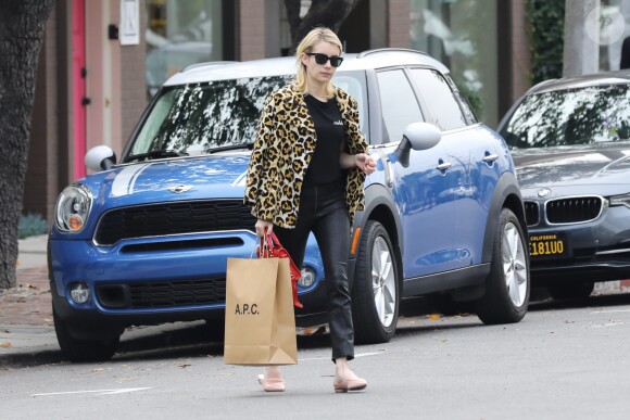 Emma Roberts, la bague au doigt, à la sortie de la boutique A.P.C Store à Los Angeles, le 4 janvier 2017