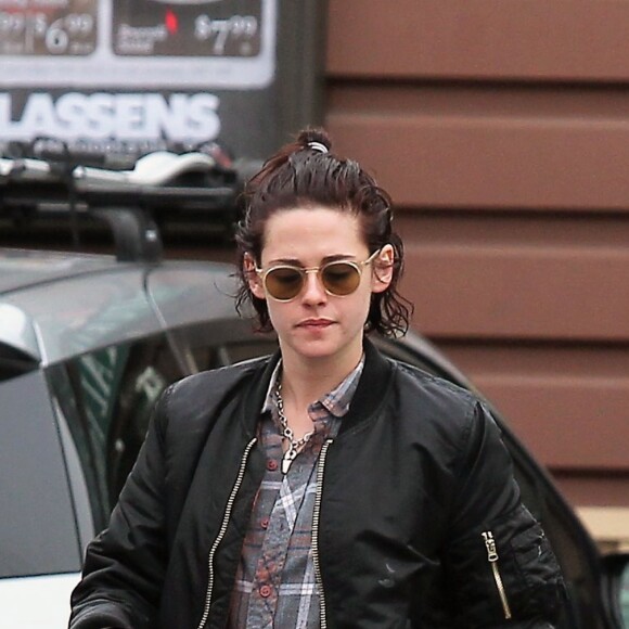 Kristen Stewart et sa compagne Stella Maxwell font du shopping à Los Feliz. Los Angeles, le 4 janvier 2017