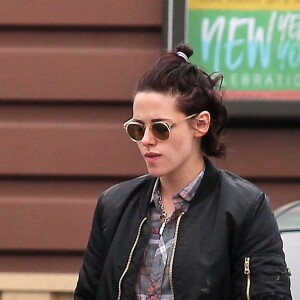 Kristen Stewart et sa compagne Stella Maxwell font du shopping à Los Feliz. Los Angeles, le 4 janvier 2017