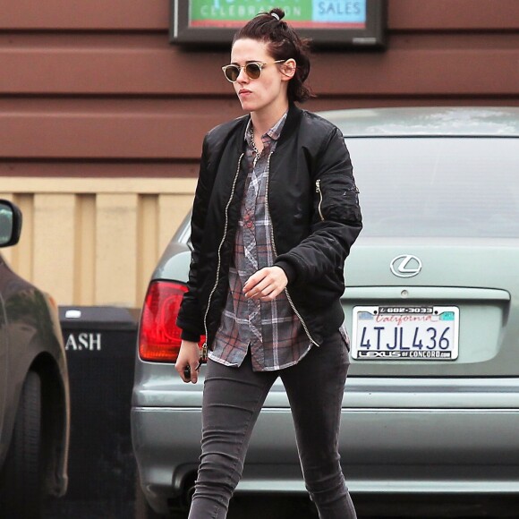 Kristen Stewart et sa compagne Stella Maxwell font du shopping à Los Feliz. Los Angeles, le 4 janvier 2017