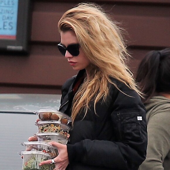 Kristen Stewart et sa compagne Stella Maxwell font du shopping à Los Feliz. Los Angeles, le 4 janvier 2017