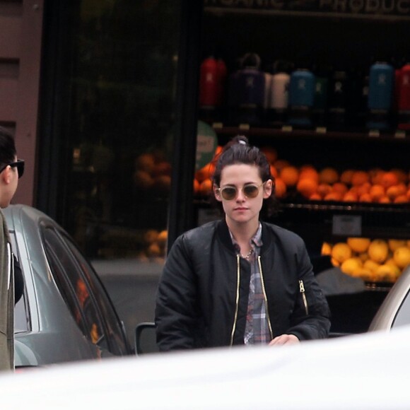 Kristen Stewart et sa compagne Stella Maxwell font du shopping à Los Feliz. Los Angeles, le 4 janvier 2017