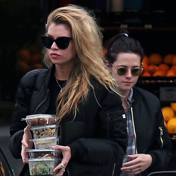 Kristen Stewart et sa compagne Stella Maxwell font du shopping à Los Feliz. Los Angeles, le 4 janvier 2017