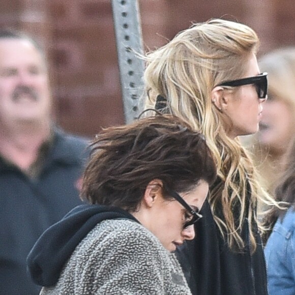 Kristen Stewart et sa compagne Stella Maxwell se baladent dans les rues de Savannah en Georgie. Le 14 décembre 2016
