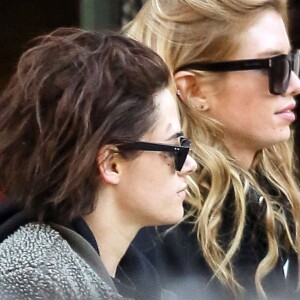 Kristen Stewart et sa compagne Stella Maxwell se baladent dans les rues de Savannah en Georgie. Le 14 décembre 2016