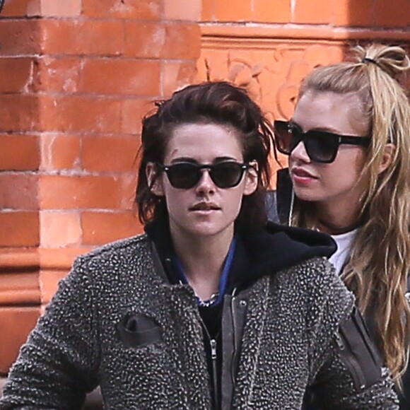 Kristen Stewart et sa compagne Stella Maxwell se baladent dans les rues de Savannah en Georgie. Le 14 décembre 2016