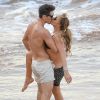Exclusif - Mariah Carey et son nouveau compagnon le chorégraphe Bryan Tanaka s'embrassent et s'amusent sur la plage à Hawaii, le 28 novembre 2016.