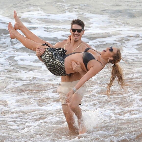 Exclusif - Mariah Carey et son nouveau compagnon le chorégraphe Bryan Tanaka s'embrassent et s'amusent sur la plage à Hawaii, le 28 novembre 2016.