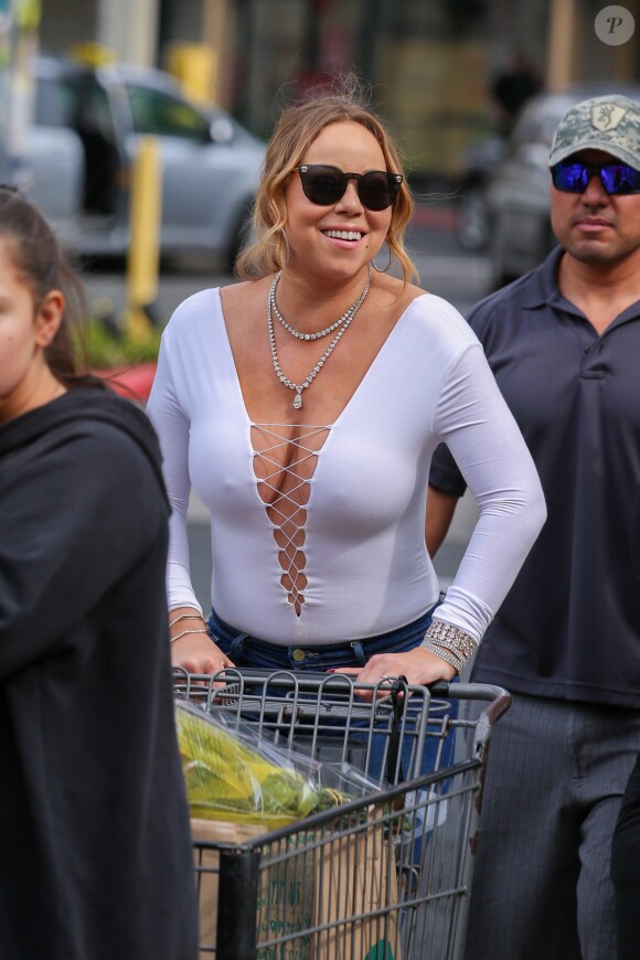 Mariah Carey en pleine séance de shopping pour Thanksgiving dans un super marché à Honolulu à Hawaii. Le 26 Novembre 2016