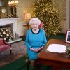 La reine Elizabeth II dans le salon Régence au palais de Buckingham lors de l'enregistrement de ses voeux diffusés le le 25 décembre 2016.