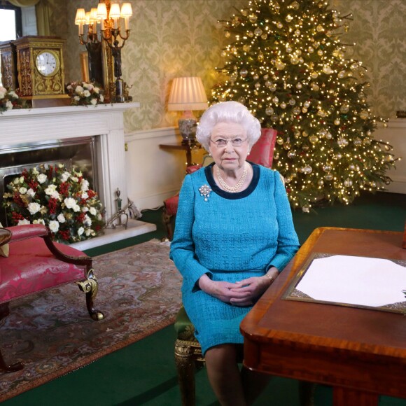 La reine Elizabeth II dans le salon Régence au palais de Buckingham lors de l'enregistrement de ses voeux diffusés le le 25 décembre 2016.