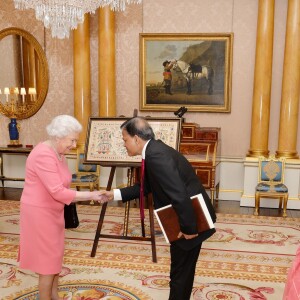 La reine Elizabeth II recevant le haut commissaire du Bangladesh, Nazmul Quaunine, et sa femme en audience privée au palais de Buckhingham à Londres, le 9 décembre 2016