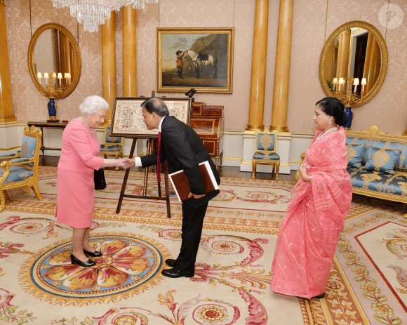 La reine Elizabeth II recevant le haut commissaire du Bangladesh, Nazmul Quaunine, et sa femme en audience privée au palais de Buckhingham à Londres, le 9 décembre 2016