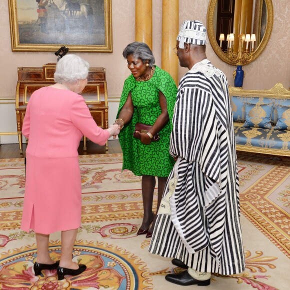 La reine Elizabeth II recevant l'ambassadeur du Libéria Muhammed Sheriff et sa femme en audience privée au palais de Buckhingham à Londres, le 9 décembre 2016