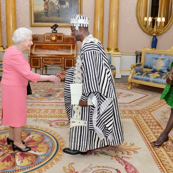La reine Elizabeth II recevant l'ambassadeur du Libéria Muhammed Sheriff et sa femme en audience privée au palais de Buckhingham à Londres, le 9 décembre 2016