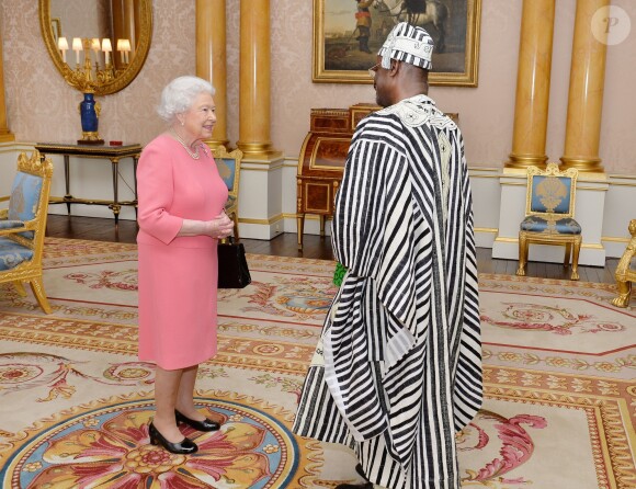 La reine Elizabeth II recevant l'ambassadeur du Libéria Muhammed Sheriff et sa femme en audience privée au palais de Buckhingham à Londres, le 9 décembre 2016