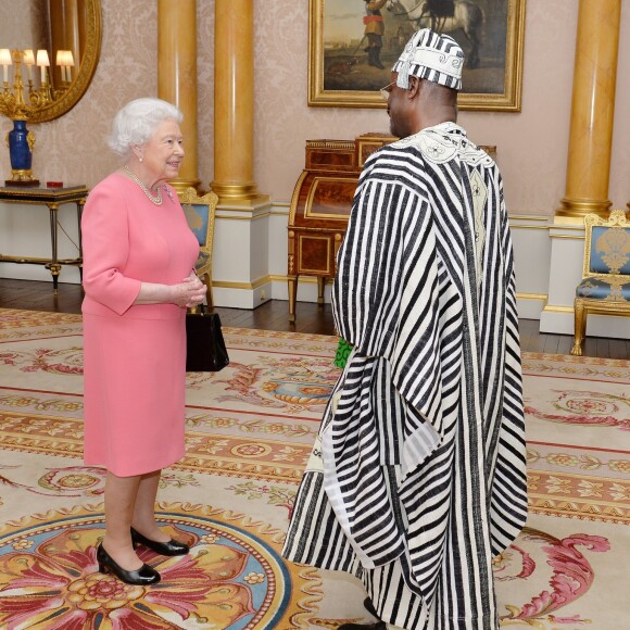 La reine Elizabeth II recevant l'ambassadeur du Libéria Muhammed Sheriff et sa femme en audience privée au palais de Buckhingham à Londres, le 9 décembre 2016