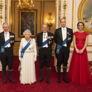 Camilla Parker Bowles, duchesse de Cornouailles, le prince Charles, la reine Elizabeth II, le prince Philip, le prince William et la duchesse de Cambridge lors de la réception annuelle pour les membres du corps diplomatique au palais de Buckingham à Londres le 8 décembre 2016