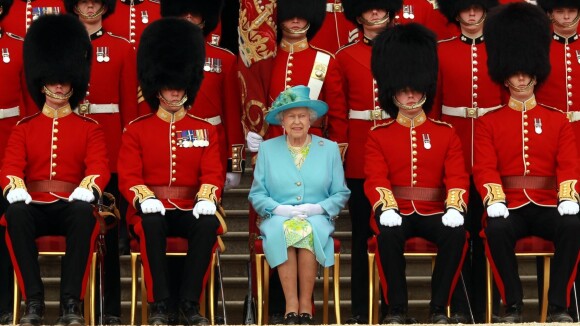 La reine Elizabeth II a manqué de se faire tirer dessus par un de ses gardes !