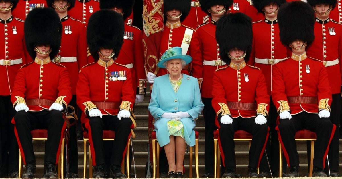 Page De Garde Anglais La Reine Elisabeth Dessins Couleur La reine Elizabeth II a manqué de se faire tirer dessus par un de ses