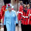 La reine Elizabeth II lors de la présentation des nouvelles couleurs du 1er bataillon des Irish Guards au château de Windsor en mai 2009.