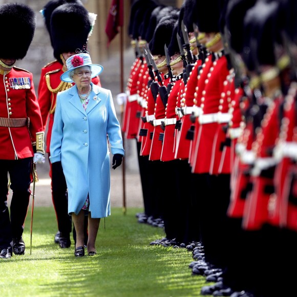 La reine Elizabeth II lors de la présentation des nouvelles couleurs du 1er bataillon des Irish Guards au château de Windsor en mai 2009.