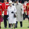 La reine Elizabeth II et le duc d'Edimbourg lors de la revue des gardes au château de Windsor en mai 2012.