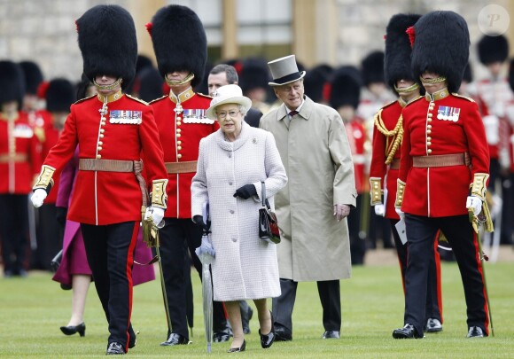 La reine Elizabeth II et le duc d'Edimbourg lors de la revue des gardes au château de Windsor en mai 2012.