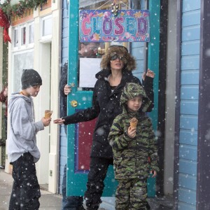 Angelina Jolie emmène ses enfants Shiloh et Knox manger une glace lors de leurs vacances au ski à Crested Butte dans le Colorado, le 2 janvier 2017.