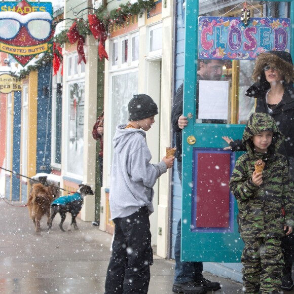 Angelina Jolie emmène ses enfants Shiloh et Knox manger une glace lors de leurs vacances au ski à Crested Butte dans le Colorado, le 2 janvier 2017.