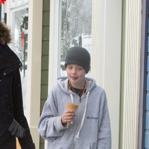 Angelina Jolie emmène ses enfants Shiloh et Knox manger une glace lors de leurs vacances au ski à Crested Butte dans le Colorado, le 2 janvier 2017.