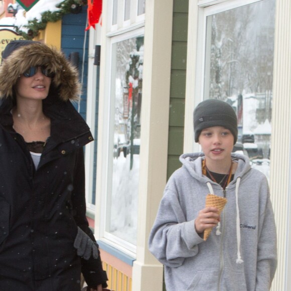 Angelina Jolie emmène ses enfants Shiloh et Knox manger une glace lors de leurs vacances au ski à Crested Butte dans le Colorado, le 2 janvier 2017.