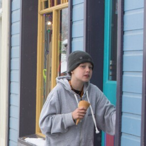 Angelina Jolie emmène ses enfants Shiloh et Knox manger une glace lors de leurs vacances au ski à Crested Butte dans le Colorado, le 2 janvier 2017.