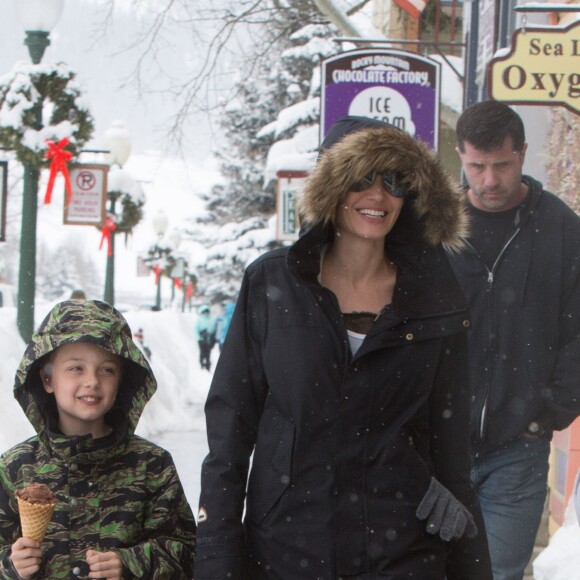 Angelina Jolie emmène ses enfants Shiloh et Knox manger une glace lors de leurs vacances au ski à Crested Butte dans le Colorado, le 2 janvier 2017.